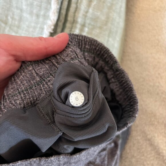Lululemon Low-Rise Hotty Hot Shorts 4" – Size 6 (Heathered Grey) - Picture 3 of 4